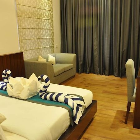 Sukhmantra Resort & Spa Candolim Exteriör bild