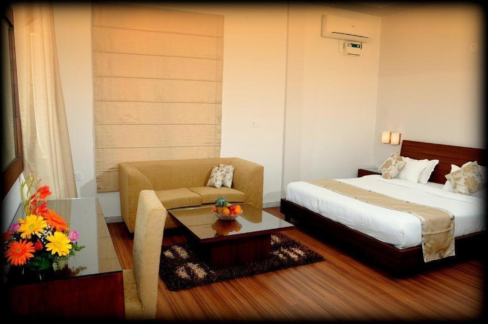Sukhmantra Resort & Spa Candolim Rum bild
